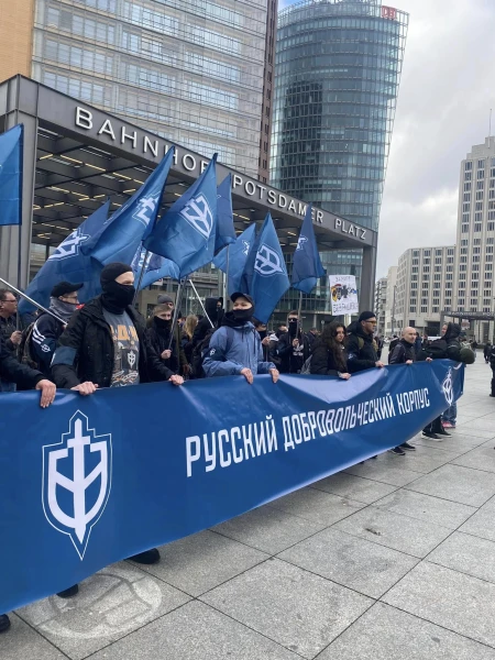 Изображение к статье: Вооруженная оппозиция Кремлю скрывала лица.