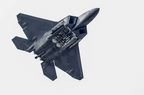 Назван новый враг истребителя F-22 Raptor