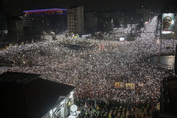 Масштабная акция протеста в Сербии. Власти говорят о ста тысячах митингующих, оппозиция — о миллионе