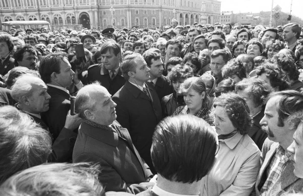 Весна 1985 года, хождение генсека в народ в Ленинграде.