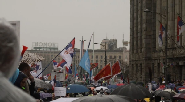 Протесты идут под национальными флагами, но организаторы симпатизируют Западу.