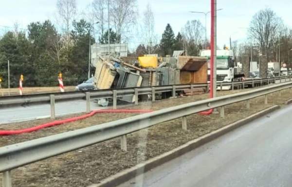 Во время движения в Риге перевернулся прицеп грузовика; последовало столкновение