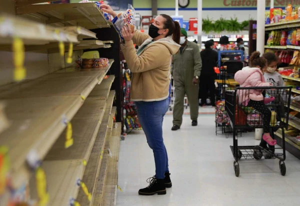 Испанцы выкладывают фото пустых магазинов.