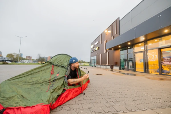 Изображение к статье: Ночёвка в палатке возле Maxima Latvija: в чём фокус?