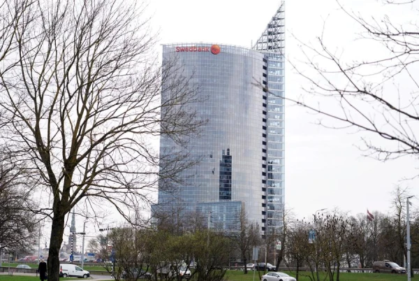 Изображение к статье: В Латвии 90-летний дедушка треть часа ждал ответа от Swedbank. Но так и не дождался...