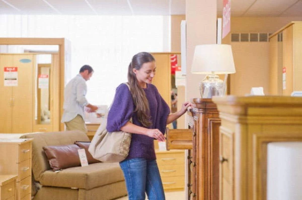 Изображение к статье: Ходят тут всякие! В Латвии, если продавец магазина не хочет, он может не продавать товар покупателю