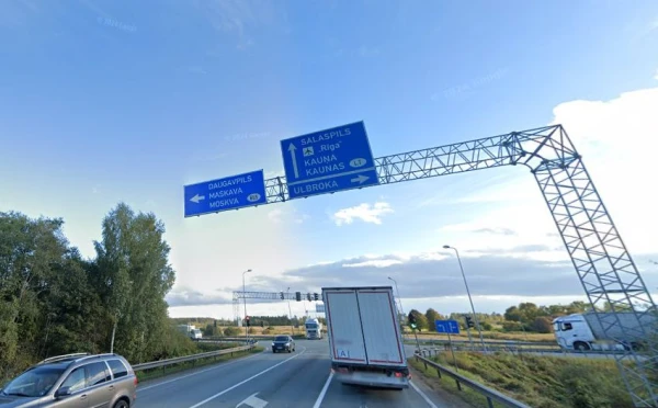 Изображение к статье: Убрать нельзя оставить. Как долго на дорожных указателях Латвии пробудут Москва и Минск?