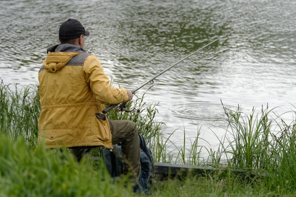 Изображение к статье: Эксперты призывают реально оценивать риски: рыбаки от тока тоже умирают