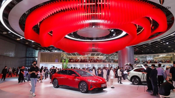 Изображение к статье: Престижный автосалон не перестает удивлять.