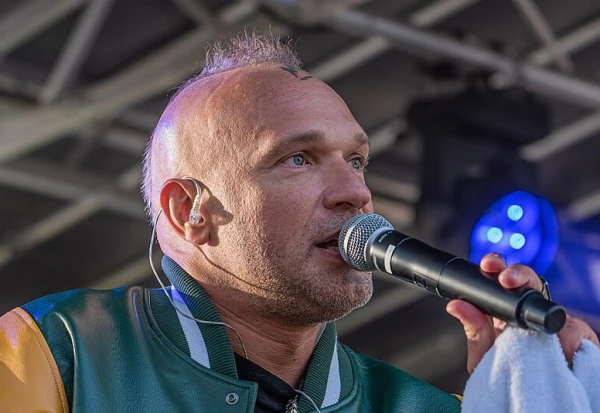 Изображение к статье: Господин Меньшиков поет про Россию с болью.