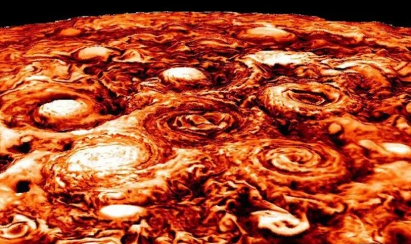 Изображение к статье: Инфракрасное изображение циклона на северном полюсе Юпитера и восьми циклонов, которые его окружают.