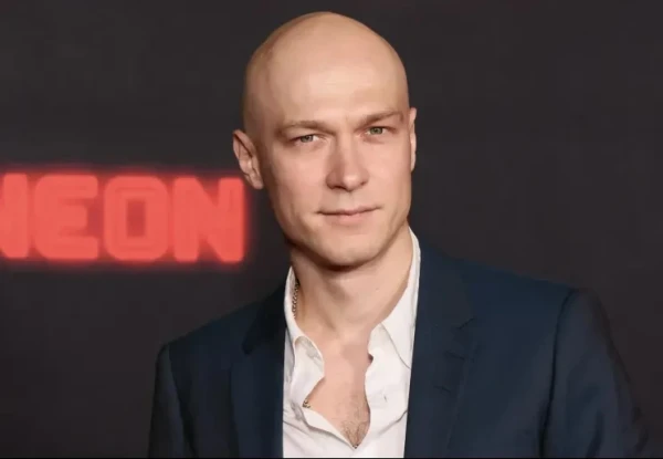 Изображение к статье: Знаменитый артист продолжает победное шествие по экранам.