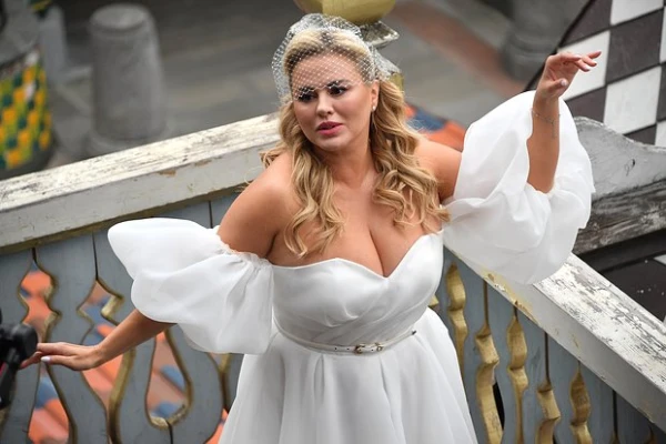 Изображение к статье: Анна Семенович сравнила свою грудь с бриллиантами