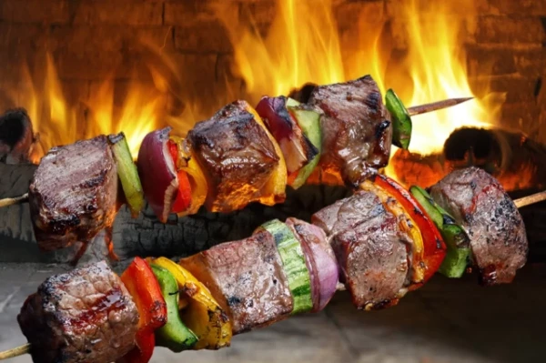 Изображение к статье: Секрет идеального шашлыка. Зачем мариновать мясо в минеральной воде