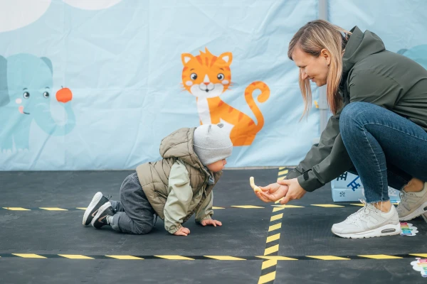 Изображение к статье: Рожденные ползать: в Рижском зоопарке устроили соревнования среди человеческих детей