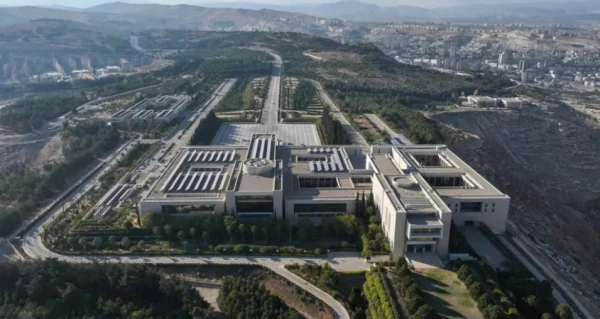 Изображение к статье: Бывшему дворцу Асада прилетело.