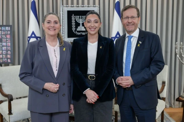 Изображение к статье: Юваль Рафаэль с первой четой Израиля.