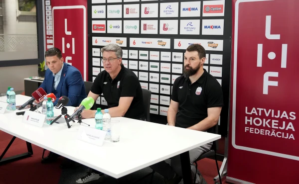 Изображение к статье: Когда-то Харийс Витолиньш (в центре) вел к победе хоккеистов России. Теперь ведет сборную Латвии.