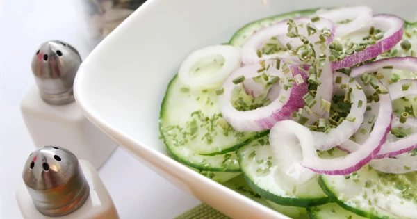 Изображение к статье: Закуска для шашлыка: как приготовить хрустящие маринованные огурчики