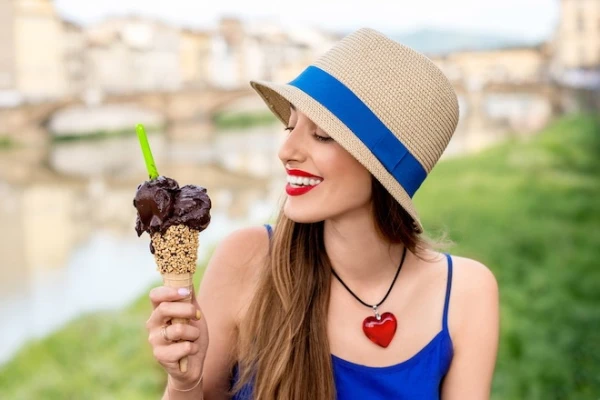 Изображение к статье: Врачи предостерегают: съеденное в жару мороженое опасно!