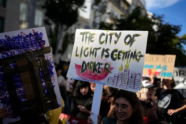 Изображение к статье: Люди несут транспаранты во время акции протеста трудящихся.