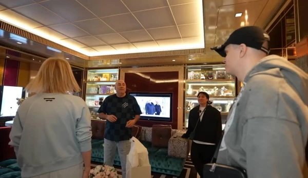 Изображение к статье: Иосиф Пригожин демонстрирует жилищные условия.