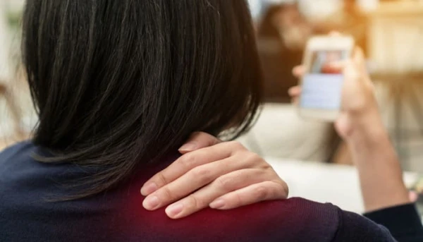 Изображение к статье: Какие травмы могут возникнуть из-за частого использования смартфона