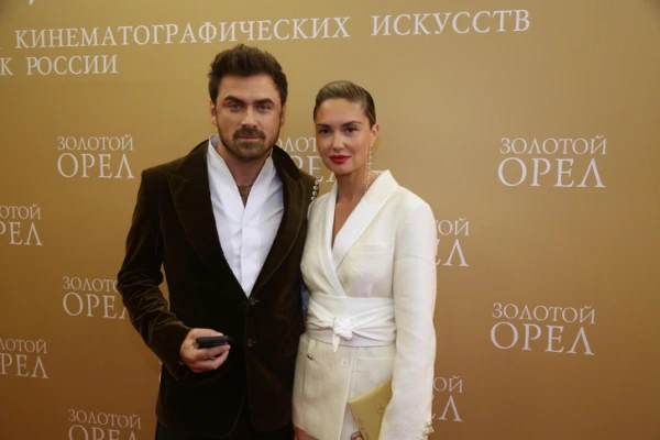 Изображение к статье: Туговато перетянута: в сети ищут подтверждение, что Агата Муцениеце беременна от Петра Дранги