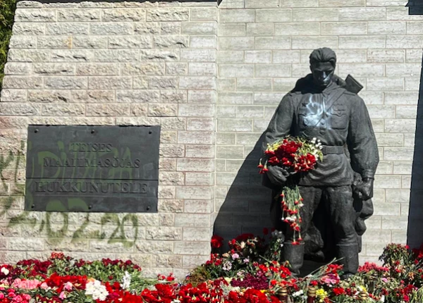 Изображение к статье: Осквернен памятник Бронзовому солдату