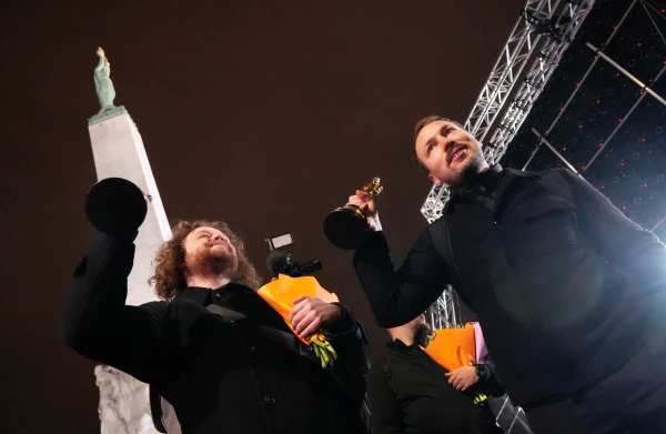 Изображение к статье: Названа сумма, в которую обошлась встреча команды фильма «Поток» у Памятника Свободы