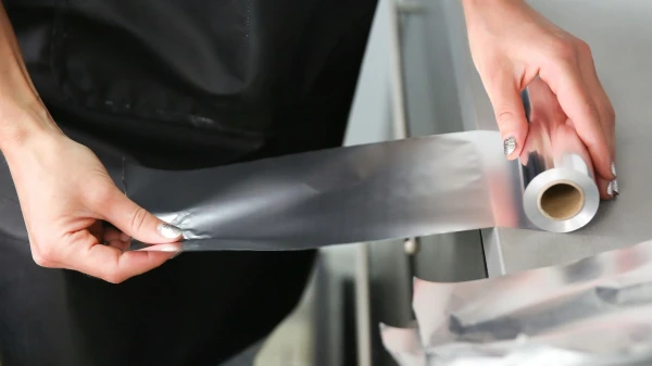 Изображение к статье: Как ровно отрезать фольгу и пищевую пленку: полезный лайфхак