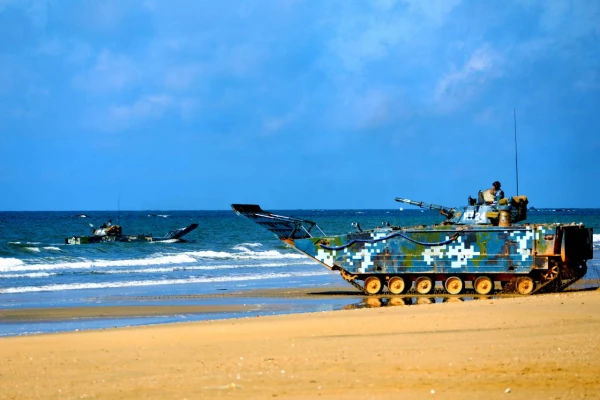 Изображение к статье: В случае чего воины легко преодолеют бурный пролив, отделяющий остров от материка.