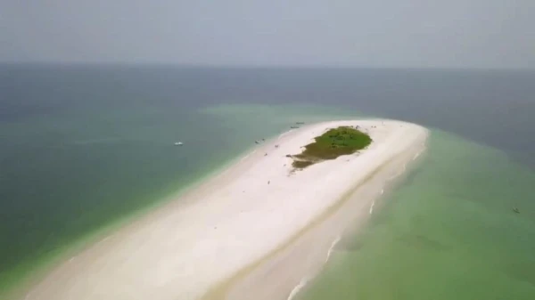 Изображение к статье: Под этим милым пляжиком нефти на миллиарды долларов.