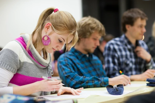 Изображение к статье: Студента не каждый обидеть может: учащиеся Латвии судятся за стипендию и оценки