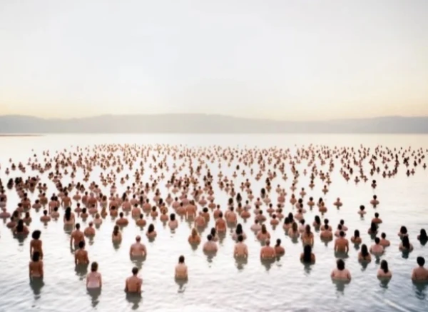 Изображение к статье: Голые люди нередко попадают на художественные фото.