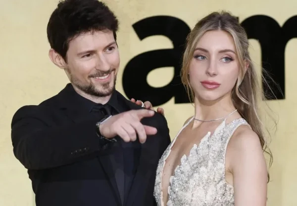 Изображение к статье: Рядом со спутницей и изобретатель Telegram выглядит моложе.