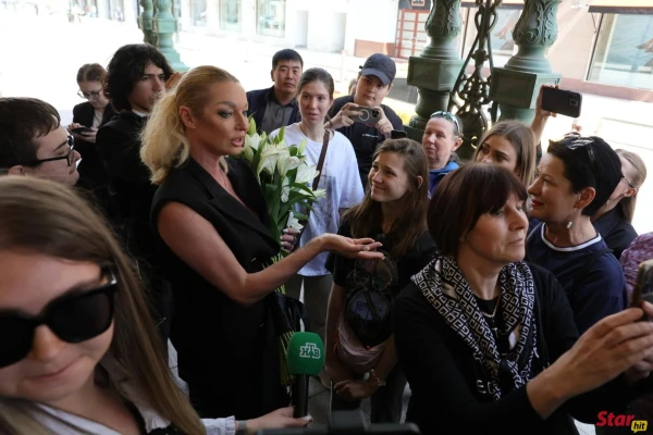 Изображение к статье: Анастасия не упустит вставить шпильку бывшему театру.