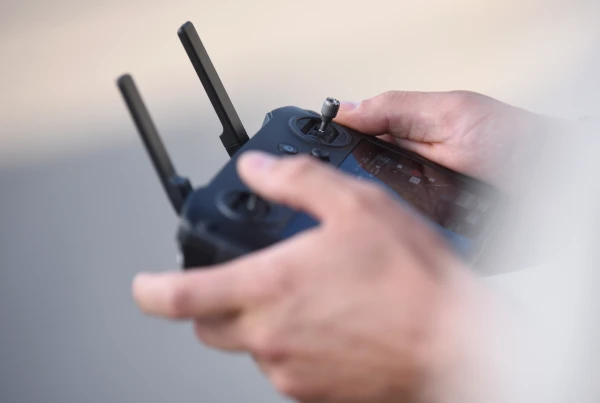 Изображение к статье: На посольство РФ в Швеции дрон сбросил емкость с краской