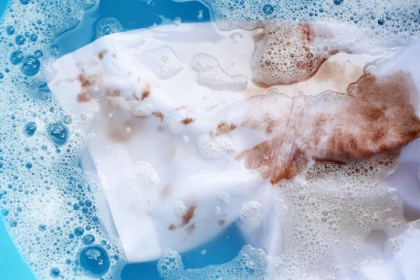 Изображение к статье: Холодная или горячая вода: какую лучше использовать против пятен на одежде?