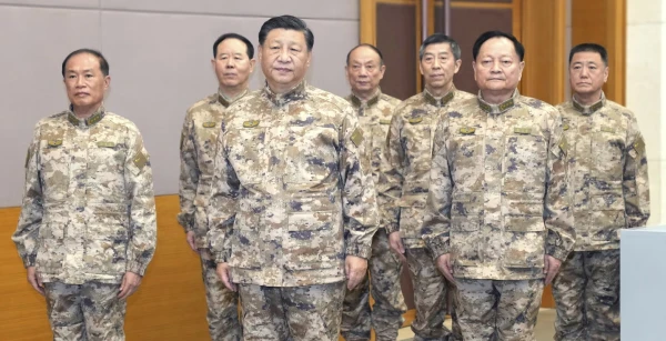 Изображение к статье: Товарищ Си примеряет военный мундир.