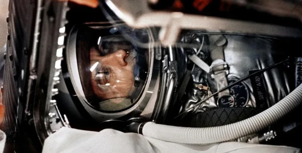 Изображение к статье: Алан Шепард в капсуле Freedom 7 перед запуском.