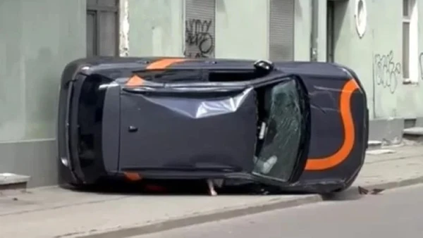 Изображение к статье: В центре Риги Volkswagen вылетел на тротуар, сделал кувырок и встал на бок