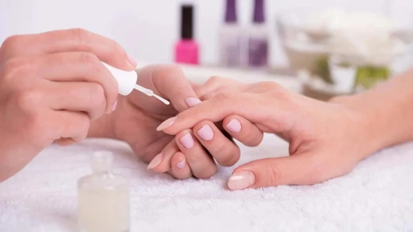 Изображение к статье: Вредит ли маникюр ногтям: мифы и правда