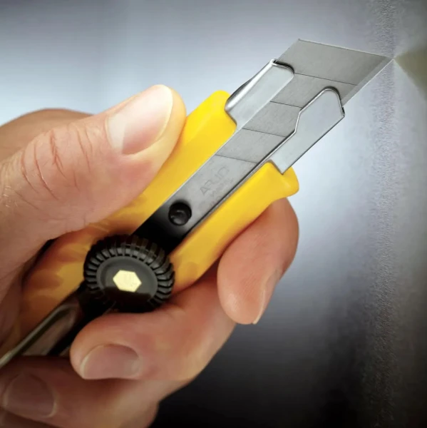 Изображение к статье: Магазинные воры взялись за ножи: за месяц в Риге три охранника получили ножевые ранения