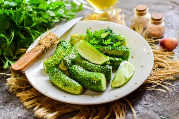 Изображение к статье: Защищают не только от жажды, но и от рака: 5 причин есть огурцы каждый день