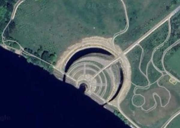 Изображение к статье: Искусственная конструкция, за посещение которой ещё и берут деньги. В сети раскритиковали Сад судьбы