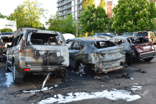 Сегодня ночью в рижском микрорайоне Пурвциемс сгорело семь машин (ДОПОЛНЕНО)
