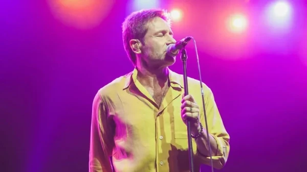 Изображение к статье: 64-летний Дэвид Духовны женился 31-летней продавщице