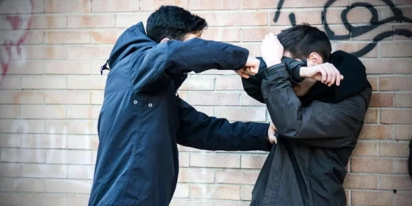 Изображение к статье: В латвийской школе ученик подвергался травле, не выдержали и избил обидчиков: как его накажут?