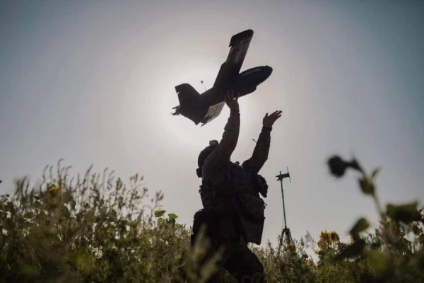 Изображение к статье: В школе должны быть уроки по управлению дронами — экс-министр обороны